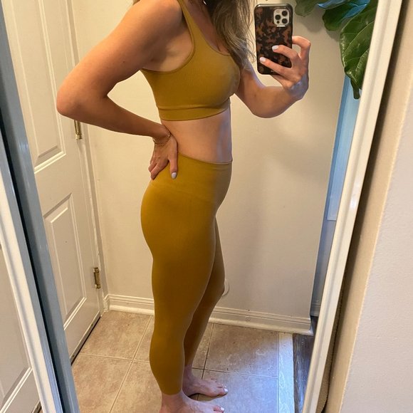 Set Active Box Cut Bra and Leggings in Glow, Size Small - Picture 3 of 6